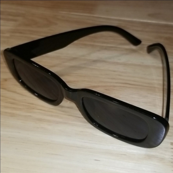 Stylish Rectangular Sunglasses - Picture 2 of 5
